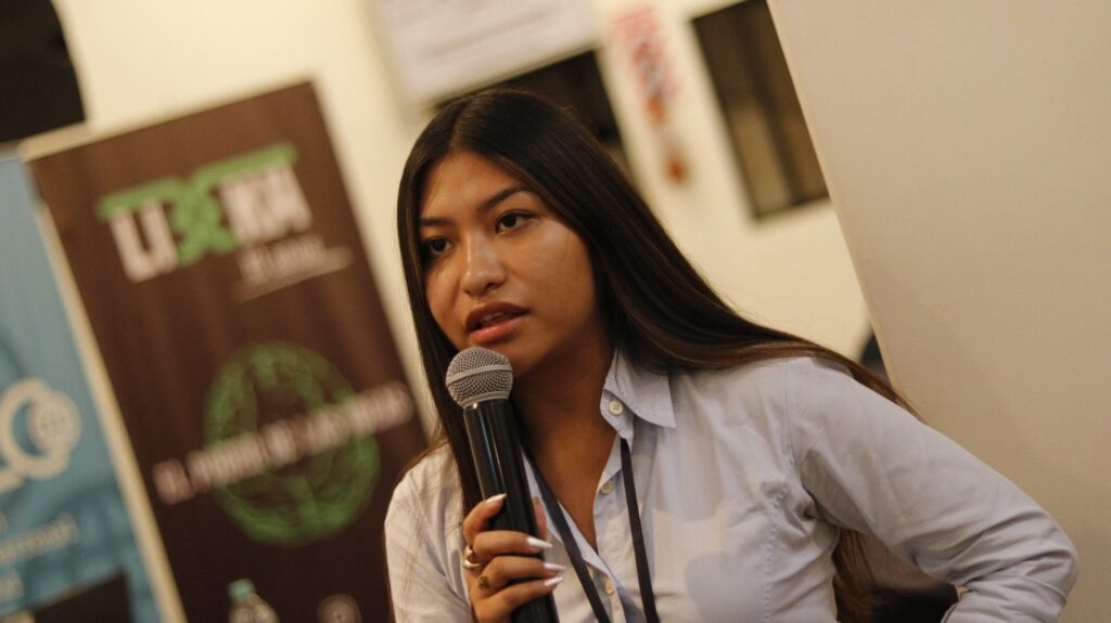 11801A2F-8E6A-4C4F-B820-0B76D23CB782